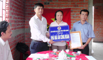 Bàn giao “Mái ấm công đoàn” cho công đoàn viên khó khăn về nhà ở.