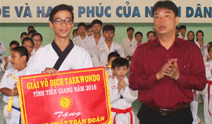 Ban Tổ chức trao Cờ hạng Nhất toàn đoàn.
