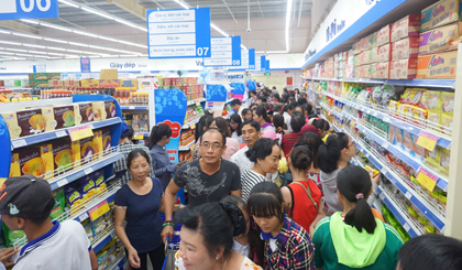 Siêu thị tấp nập khách hàng mua sắm.