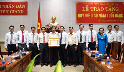 Trao Huy hiệu  40 năm tuổi Đảng cho đảng viên.