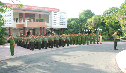 Lễ chào cờ hàng tháng tại khuôn viên Công an tỉnh.