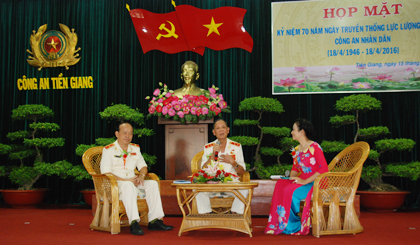 Trung tướng Nguyễn  Việt Thành (giữa)  trong buổi  giao lưu  cùng cán bộ, chiến sĩ  CATG  nhân 70 năm Ngày  truyền thống lực lượng  Tham mưu CAND.