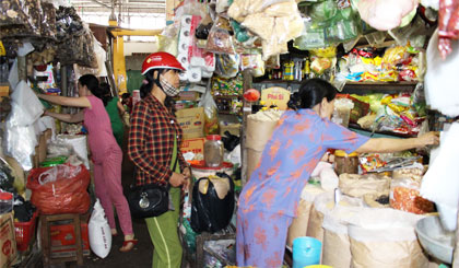 Cần siết chặt công tác quản lý niêm yết giá tại các chợ.