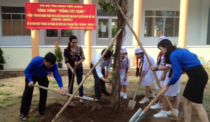 Tiến hành trồng 50 cây xanh tại Nhà thiếu nhi tỉnh.