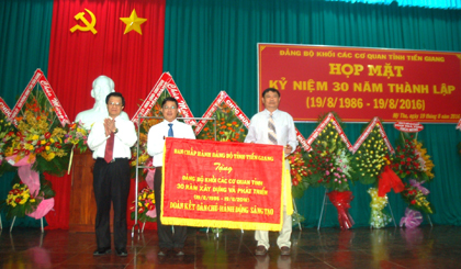 Phó Bí thư Thường trực Tỉnh ủy Lê Hồng Quang                          trao Cờ truyền thống cho Đảng bộ Khối CCQT