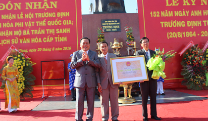 Đón nhận bằng Di tích lịch sử - văn hóa cấp tỉnh mộ bà Trần Thị Sanh..