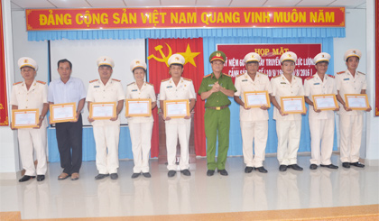 Đại tá Phan Văn Trảng, Phó Giám đốc Công an tỉnh trao Giấy khen của Giám đốc Công an tỉnh cho các cá nhân, tập thể đạt thành tích xuất sắc trong đợt thi đua đặc biệt chào mừng kỷ niệm 60 năm Ngày thành lập lực lượng Cảnh sát kinh tế. Ảnh: Trọng Tín
