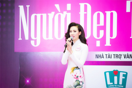 Thí sinh Sái Thị Hương Ly thuyết trình tiếng Anh chủ đề 