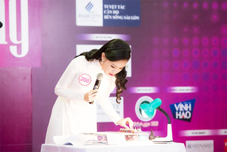  Thí sinh Phùng Bảo Ngọc Vân thuyết trình về sản phẩm khoa học. (Ảnh: BTC)