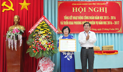 Công đoàn ngành Giáo dục tỉnh nhận Bằng khen của Bộ GD-ĐT.