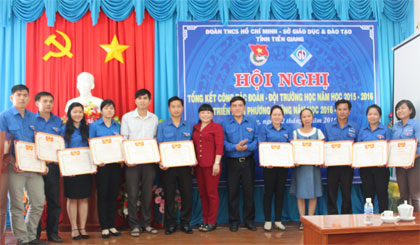 Trao tặng Bằng khen cho các tập thể và cá nhân.