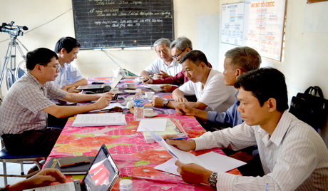 Ông Lê Văn Nghị, Phó Chủ tịch Liên Minh HTX Việt Nam làm việc tại HTX Hòa Lộc (xã Hòa Hưng, huyện Cái Bè).