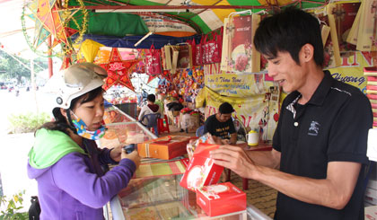 Khách đến mua bánh trung thu.