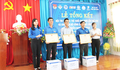 Trao Bằng khen cho các cá nhân đạt giải.