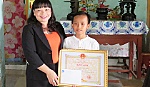 Quán quân Hồ Văn Cường nhận Bằng khen của Chủ tịch UBND tỉnh