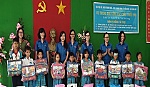 Tặng quà trung thu cho học sinh có hoàn cảnh khó khăn