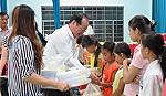 Khắp nơi tặng quà trung thu trẻ em có hoàn cảnh khó khăn