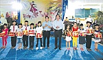 Lãnh đạo tỉnh tặng quà và chung vui Tết Trung thu với trẻ em