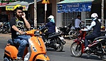 Nguy hiểm khi vừa điều khiển phương tiện vừa nghe điện thoại