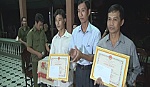 Khen thưởng 2 người dân dũng cảm bắt trộm