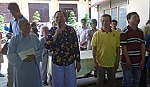 Tặng quà nạn nhân chất độc da cam, trẻ khuyết tật và người mù.