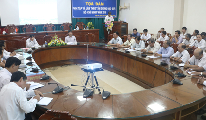Các đại biểu tham gia lam việc tại buổi tọa đàm.