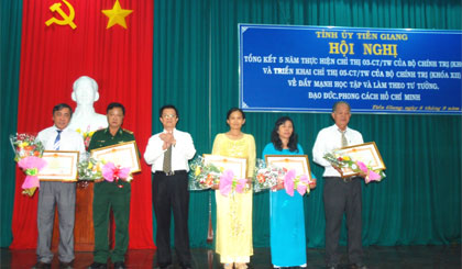 Phó Bí thư Thường trực Tỉnh ủy Lê Hồng Quang trao Bằng khen của Thủ tướng Chính phủ cho các cá nhân có thành tích xuất sắc.