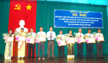 Phó Bí thư Tỉnh ủy, Chủ tịch UBND tỉnh Lê Văn Hưởng trao Bằng khen của Ban Thường vụ Tỉnh ủy cho các cá nhân có thành tích xuất sắc.