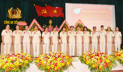 Ban Chấp hành Hội Phụ nữ Công an tỉnh nhiệm kỳ 2016  - 2021 ra mắt, hứa hẹn trước đại hội.    Ảnh: H. Thanh