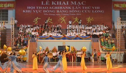 Biễu diễn văn nghệ chào mừng khai mạc.