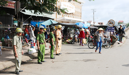 Công an huyện Cái Bè phối hợp với Công an thị trấn Cái Bè tuần tra  chấn chỉnh trật tự đô thị.