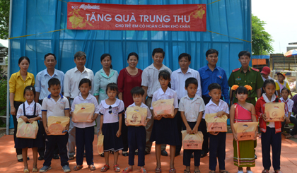 Trao quà tại huyện Tân Phú Đông.
