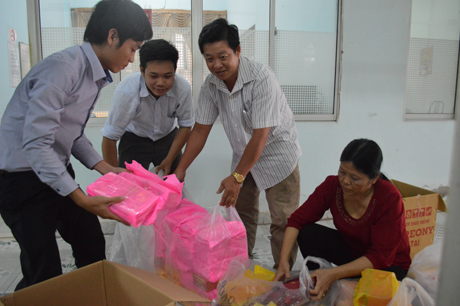 Quà bánh của các đơn vị được tập trung từ nhiều ngày trước tại Tòa soạn Báo Ấp Bắc.