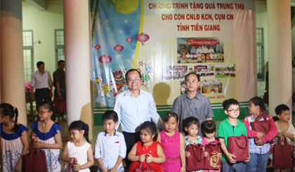 Ông Trần Kim Trát, Trưởng Ban Tuyên giáo Tỉnh ủy và ông Trần Thanh Đức, Phó Chủ tịch UBND tỉnh tặng quà cho con em công nhân, lao động có hoàn cảnh khó khăn.