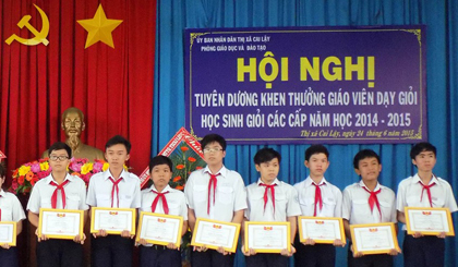 Châu Phú Vĩnh Sang đứng thứ ba (từ phải qua).
