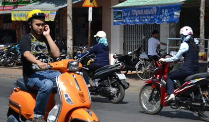 Vừa chạy xe vừa nghe điện thoại không những nguy hiểm còn bị phạt tiền.                                                                                             Ảnh:  Tuấn Lâm