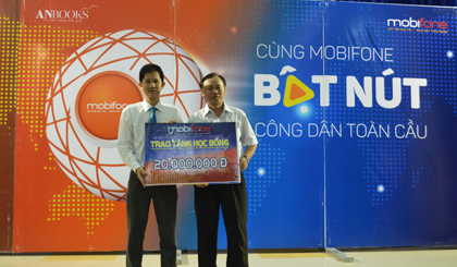Ông Đặng Quốc Trung Giám đốc Mobifone Tiền Giang tặng học bổng cho trường ĐH Tiền Giang.