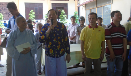 Bà Nguyễn Thị Hừng đang phát biểu chia sẻ, cảm thông hoàn cảnh bất hạnh của trẻ Khuyết tật và người mù