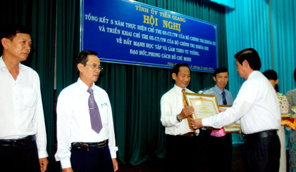 Bí thư Tỉnh ủy Nguyễn Văn Danh trao Bằng khen của Thủ tướng cho Chủ tịch Hội CCB huyện Châu Thành.  Ảnh: LÊ HUỲNH