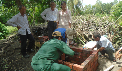 Hội viên CCB huyện Châu Thành tham gia xây dựng hố rác hộ gia đình, góp phần giải quyết môi trường, chung tay xây dựng  nông thôn mới tại xã Tam Hiệp.