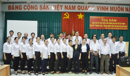 Tập thể cán bộ, nhân viên . Ảnh: Như Lam