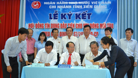 Ký kết hợp đồng tín dụng đóng mới tàu cá theo Nghị định 67.