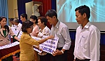 Trao học bổng cho học sinh, sinh viên vượt khó học tốt