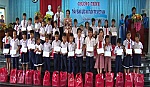 Gò Công Đông: Trao học bổng cho học sinh nghèo