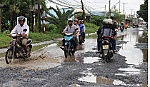 Mưa lớn kéo dài, nhiều đoạn đường xuống cấp
