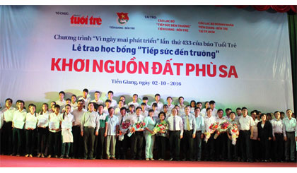 Trao học bổng tiếp sức đến trường cho các tân sinh viên.