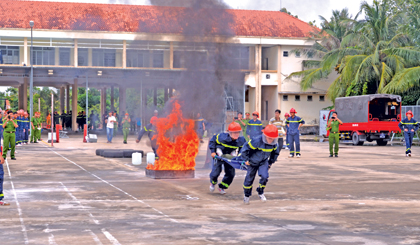 Hội thao nghiệp vụ chữa cháy chuyên nghiệp. 		       Ảnh: THÀNH PHONG