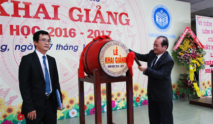 Ông Trần Thanh Đức, Phó Chủ tịch UBND tỉnh đánh trống khai giảng năm học mới.