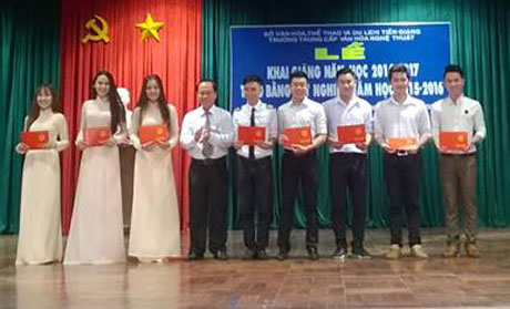 Trao Bằng tốt nghiệp cho học sinh.