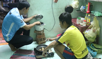 Do diện tích nhỏ nên phòng trọ vừa là nơi học tập, ngủ nghỉ và nấu nướng  của sinh viên. 